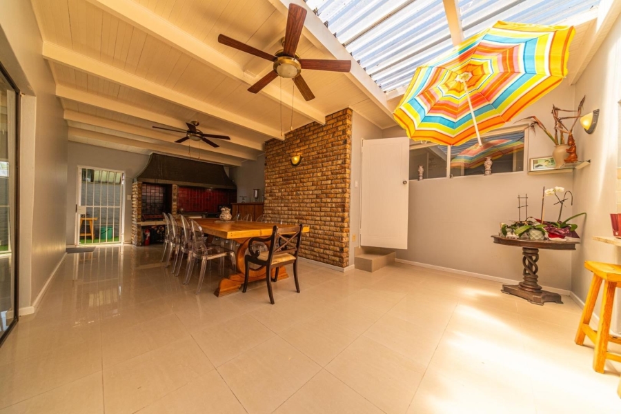 To Let 5 Bedroom Property for Rent in Loevenstein Western Cape